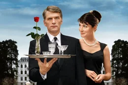 Fabian Schl&uuml;ter (Walter Sittler, l.), ein Butler von Format, soll die Hochzeit der chaotischen und verarmten Patricia von Knesewitz (Esther Schweins, r.) mit einem reichen Gro&szlig;investor vorbereiten. Dass Patricia ihm nur im Erfolgsfall ein Honorar zahlen kann, ist ihm egal, denn Fabian ist seiner wunderbaren neuen Herrin l&auml;ngst verfallen ...