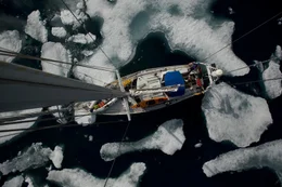 Das Boot der Filmcrew, die Arctic Tern, umringt von Eisschollen