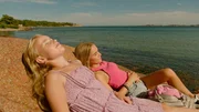 Silje (Sienna Rosie Schei) zeigt Anja (Idun Dahlskås Urnes) den schönsten Platz am Strand. Silje (Sienna Rosie Schei) zeigt Anja (Idun Dahlskås Urnes) den schönsten Platz am Strand.