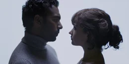 Jack Malik (Himesh Patel, l.); Ellie Appleton (Lily James, r.)