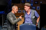 Paul Schott (Tim Wilde, l.) ermittelt auf eigene Faust bei dem zwielichtigen Alex Richmonder (Manfred Möck, r.) – sehr zum Ärger seines Teams. Paul Schott (Tim Wilde, l.) ermittelt auf eigene Faust bei dem zwielichtigen Alex Richmonder (Manfred Möck, r.) – sehr zum Ärger seines Teams.