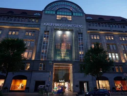 Es hei&szlig;t, Marlene Dietrich kaufte nur hier ihre Handschuhe und Hautcremes, der sowjetrussische Revolutionsdichter Majakowski w&auml;hlte bei seinem Berlinbesuch Seidenstr&uuml;mpfe und Dessous f&uuml;r seine Moskauer Geliebte aus und Hollywoodregisseur Billy Wilder soll Stammkunde beim Zigarrenmacher gewesen sein. Das Kaufhaus des Westens &ndash; schon fr&uuml;h wurde es zum Mythos. - KaDeWe 2021.