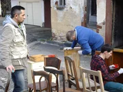 Unter den wertvollen Tipps von Profi Mauro (li.) bereiten Joachim und Ludwig die alten Möbel für den Flohmarkt auf. Unter den wertvollen Tipps von Profi Mauro (li.) bereiten Joachim und Ludwig die alten Möbel für den Flohmarkt auf.