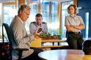 Jakob Frings (Max König, M.) und Julia Demmler (Wendy Güntensperger, r.) sind vor Ort, als Stefan Lang (Christoph Gareisen, l.) ein Handy vom Erpresser erhält. Jakob Frings (Max König, M.) und Julia Demmler (Wendy Güntensperger, r.) sind vor Ort, als Stefan Lang (Christoph Gareisen, l.) ein Handy vom Erpresser erhält.
