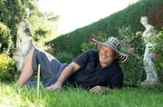 Die dritte Gartenreise geht nach Baden-Württemberg. Axl Jansen hat als Fotograf lang in Berlin und Paris gelebt und nun den gut 800 Quadratmeter großen Garten seiner Eltern in Besigheim in der Nähe von Stuttgart geerbt. Die dritte Gartenreise geht nach Baden-Württemberg. Axl Jansen hat als Fotograf lang in Berlin und Paris gelebt und nun den gut 800 Quadratmeter großen Garten seiner Eltern in Besigheim in der Nähe von Stuttgart geerbt.