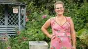 Zur fünften Gartenreise lädt Dreifach-Mama Kai Judith Wetzel in die Nordeifel in ihren Staudengarten mit Laube, Feuerstelle und vielen selbst gemachten Keramiken. Ihre große Liebe gilt England und der dortigen Gartenkultur. Von ihren jährlichen Reisen auf die britische Insel bringt sie Pflanzen als auch Dekorationselemente mit, mit denen sie Garten und Haus verschönert. Zur fünften Gartenreise lädt Dreifach-Mama Kai Judith Wetzel in die Nordeifel in ihren Staudengarten mit Laube, Feuerstelle und vielen selbst gemachten Keramiken. Ihre große Liebe gilt England und der dortigen Gartenkultur. Von ihren jährlichen Reisen auf die britische Insel bringt sie Pflanzen als auch Dekorationselemente mit, mit denen sie Garten und Haus verschönert.