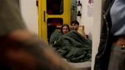 Joe genießt den Minigolf-Tag mit Joanna, bis diese spurlos verschwindet. Als er sie in flagranti bei Karim erwischt, ist Joe außer sich vor Wut. Tief enttäuscht schwört er, sich nicht mehr für Joannas Verbleib in Berlin einzusetzen. Joe genießt den Minigolf-Tag mit Joanna, bis diese spurlos verschwindet. Als er sie in flagranti bei Karim erwischt, ist Joe außer sich vor Wut. Tief enttäuscht schwört er, sich nicht mehr für Joannas Verbleib in Berlin einzusetzen.