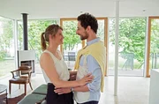 Sabrina Frömmke (Alexandra Gottschlich, l.) träumt nach dem Tod ihres Mannes von einem Leben mit ihrem Geliebten Steffen Kamp (Daron Yates, r.). Sabrina Frömmke (Alexandra Gottschlich, l.) träumt nach dem Tod ihres Mannes von einem Leben mit ihrem Geliebten Steffen Kamp (Daron Yates, r.).