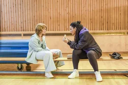 L-R: Karla (Karoline Herfurth), Senay (Jasmin Shakeri)
