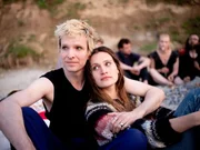 Sabin Tambrea als Rudi und Marlene Burow als Suzie Schulz
