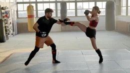 Personensch&uuml;tzerin Helen Schilling (r., Svenja Jung) gibt beim Kickboxtraining mit ihrem Mann Cem (l., Ugur Kaya) alles.