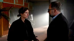 WESTDEUTSCHER RUNDFUNK K&Ouml;LN HELIX - Dreharbeiten In Berlin und Umgebung liefen bis zum 20. M&auml;rz 2024 die Dreharbeiten zum neuen ARD/WDR-Fernsehfilm &bdquo;Helix&ldquo;, nach dem gleichnamigen Bestseller-Roman von Autor Marc Elsberg. Der Thriller erz&auml;hlt auf spannende Weise vom verzweifelten Kampf einer BKA-Personensch&uuml;tzerin um die Erf&uuml;llung ihres Kinderwunsches. Zugleich handelt der Film von der Skrupellosigkeit globaler Konzerne im Umgang mit Gentechnologie und lotet Chancen sowie moralische Grenzen dieser Technologie auf dem aktuellen Forschungsstand aus. &ndash; Svenja Jung (Rolle Helen Schilling) und Samuel Finzi (Prof. W&ouml;llner). &copy; WDR/near future films/Hans Joachim Pfeiffer, honorarfrei - Verwendung gem&auml;&szlig; der AGB im engen inhaltlichen, redaktionellen Zusammenhang mit genannter WDR-Sendung und bei Nennung "Bild: WDR/near future films/Hans Joachim Pfeiffer" (S2). WDR Kommunikation/Redaktion Bild, K&ouml;ln, Tel: 0221/220 -7132 oder -7133, Fax: -777132, bildkommunikation@wdr.de