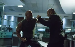 Als Luke Hobbs (Dwayne Johnson, l.) Deckard Shaw (Jason Statham) in seinem B&uuml;ro aufsp&uuml;rt, kommt es zu einem brutalen Kampf zwischen den beiden...