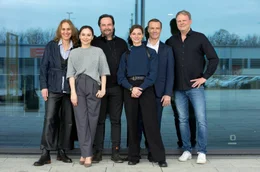 WESTDEUTSCHER RUNDFUNK K&Ouml;LN HELIX - Dreharbeiten In Berlin und Umgebung liefen bis zum 20. M&auml;rz 2024 die Dreharbeiten zum neuen ARD/WDR-Fernsehfilm &bdquo;Helix&ldquo;, nach dem gleichnamigen Bestseller-Roman von Autor Marc Elsberg. Der Thriller erz&auml;hlt auf spannende Weise vom verzweifelten Kampf einer BKA-Personensch&uuml;tzerin um die Erf&uuml;llung ihres Kinderwunsches. Zugleich handelt der Film von der Skrupellosigkeit globaler Konzerne im Umgang mit Gentechnologie und lotet Chancen sowie moralische Grenzen dieser Technologie auf dem aktuellen Forschungsstand aus. &ndash; Svenja Jung (Rolle Helen Schilling) und Samuel Finzi (Prof. W&ouml;llner). &ndash; v.l.n.r.: Produzentin Nicole Swidler,  Mina Tander, Regisseur Elmar Fischer, Svenja Jung, Hannes Jaenicke und Produzent Fritjof Hohagen. &copy; WDR/near future films/Volker Roloff, honorarfrei - Verwendung gem&auml;&szlig; der AGB im engen inhaltlichen, redaktionellen Zusammenhang mit genannter WDR-Sendung und bei Nennung "Bild: WDR/near future films/Volker Roloff" (S2). WDR Kommunikation/Redaktion Bild, K&ouml;ln, Tel: 0221/220 -7132 oder -7133, Fax: -777132, bildkommunikation@wdr.de