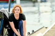 Julia Demmler (Wendy Güntensperger) beobachtet im Hafen, dass das Boot eines Verdächtigen verschwunden ist. Julia Demmler (Wendy Güntensperger) beobachtet im Hafen, dass das Boot eines Verdächtigen verschwunden ist.