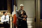 Meg (Alyssa Milano, r.), die Tochter des Bürgermeisters (Barry Bostwick, M.), umarmt ihren Vater. Michael (Michael J. Fox, l.) durchschaut die Situation. Meg (Alyssa Milano, r.), die Tochter des Bürgermeisters (Barry Bostwick, M.), umarmt ihren Vater. Michael (Michael J. Fox, l.) durchschaut die Situation.