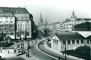 Es hei&szlig;t, Marlene Dietrich kaufte nur hier ihre Handschuhe und Hautcremes, der sowjetrussische Revolutionsdichter Majakowski w&auml;hlte bei seinem Berlinbesuch Seidenstr&uuml;mpfe und Dessous f&uuml;r seine Moskauer Geliebte aus und Hollywoodregisseur Billy Wilder soll Stammkunde beim Zigarrenmacher gewesen sein. Das Kaufhaus des Westens &ndash; schon fr&uuml;h wurde es zum Mythos. - Fassade mit Wittenbergplatz und Ged&auml;chtniskirche um 1930.