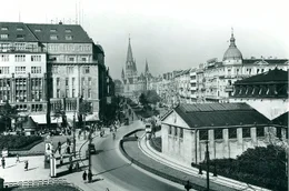 Es hei&szlig;t, Marlene Dietrich kaufte nur hier ihre Handschuhe und Hautcremes, der sowjetrussische Revolutionsdichter Majakowski w&auml;hlte bei seinem Berlinbesuch Seidenstr&uuml;mpfe und Dessous f&uuml;r seine Moskauer Geliebte aus und Hollywoodregisseur Billy Wilder soll Stammkunde beim Zigarrenmacher gewesen sein. Das Kaufhaus des Westens &ndash; schon fr&uuml;h wurde es zum Mythos. - Fassade mit Wittenbergplatz und Ged&auml;chtniskirche um 1930.