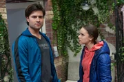 Kira (Barbara Prakopenka) konfrontiert den überrumpelten Paco (Milos Vukovic) aufgebracht mit ihrem Wissen von seiner Affäre mit Sonja. Kira (Barbara Prakopenka) konfrontiert den überrumpelten Paco (Milos Vukovic) aufgebracht mit ihrem Wissen von seiner Affäre mit Sonja.