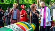 Von links: Heiner Kurz (Florian Karlheim) und seine Töchter (im Hintergrund), Lisa (Anne Schäfer) und Hans Reiser (Stephan Zinner). Von links: Heiner Kurz (Florian Karlheim) und seine Töchter (im Hintergrund), Lisa (Anne Schäfer) und Hans Reiser (Stephan Zinner).