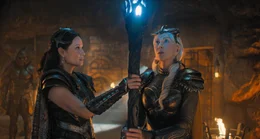 v.li.: Kalypso (Lucy Liu), Hespera (Helen Mirren).