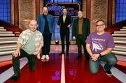 Moderator Kai Pflaume und seine Rateteam-Kapit&auml;ne Bernhard Ho&euml;cker und Elton begr&uuml;&szlig;en in dieser Sendung den Fernsehkoch Johann Lafer und den ehemaligen Fussball-Manager Reiner Calmund.