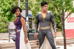 v.li.: Superheldin Darla (Meagan Good), Superheld Eugene (Ross Butler).