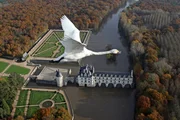 Ein Schwan fliegt &uuml;ber Schloss Chenonceau / Luftaufnahme
