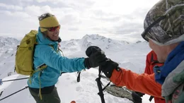 Handschlag nach Aufstiegsm&uuml;hen: Skitour in der Silvretta.
