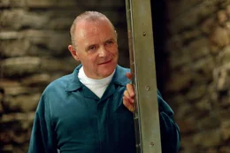 Obwohl er inhaftiert ist, scheint Dr. Hannibal Lecter (Anthony Hopkins) einiges &uuml;ber den M&ouml;rder zu wissen.