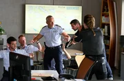 Jakob Frings (Max König, l. mit Komparse) und Paul Schott (Tim Wilde, 3.v.l.) werden von Anatol (Benjamin Piwko, 2.v.r.) und Shiba (Tatiana Nekrasov, r.) als Geiseln genommen. Jakob Frings (Max König, l. mit Komparse) und Paul Schott (Tim Wilde, 3.v.l.) werden von Anatol (Benjamin Piwko, 2.v.r.) und Shiba (Tatiana Nekrasov, r.) als Geiseln genommen.