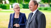 Dauerwitwe (Karen Lessen-Wintges) und Pfarrer Schießler (Rainer Schießler). Dauerwitwe (Karen Lessen-Wintges) und Pfarrer Schießler (Rainer Schießler).