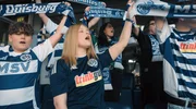Lea Bursch (2.v.l.) beim Singen der Hymne. Für sie ist der MSV Duisburg das Größte. Lea Bursch (2.v.l.) beim Singen der Hymne. Für sie ist der MSV Duisburg das Größte.