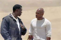 Die &Uuml;berlebenden eines Flugzeugabsturzes AJ (Tyrese Gibson, l.) und Jeremy (Sticky Fingaz) &uuml;berlegen sich eine Strategie, wie sie aus der W&uuml;ste in die Zivilisation gelangen.