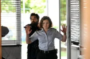Julia Demmler (Wendy Güntensperger, v.) wird von Geiselnehmer Victor (Tanju Bilir, h.) bedroht. Julia Demmler (Wendy Güntensperger, v.) wird von Geiselnehmer Victor (Tanju Bilir, h.) bedroht.