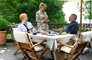 Mechthild Fehrenbach (Diana Körner, M.) ist neugierig und begrüßt Staatsanwalt Gregor Mertens (Lukas Spisser, r.) freudig - sehr zum Missfallen ihrer Tochter Nele (Floriane Daniel, l.). Mechthild Fehrenbach (Diana Körner, M.) ist neugierig und begrüßt Staatsanwalt Gregor Mertens (Lukas Spisser, r.) freudig - sehr zum Missfallen ihrer Tochter Nele (Floriane Daniel, l.).