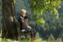 Stockinger (Peter Simonischek) mit seinem Enkel Robert (Kieran Lux).