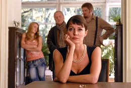 In der verfallenen Villa Knesewitz &uuml;berlegen Patricia von Knesewitz (Esther Schweins, vorne), ihr schwer blaubl&uuml;tiger Vater Rudolph (J&uuml;rgen Hentsch, hinten M.), ihr riesiger, aber einfach gestrickter Bruder Lortimer (Marc Zwinz, hinten r.) und ihre Tochter Lara (Anna Hausburg, hinten l.), ein fr&uuml;hreifer Teenager, wie sie der Familie finanziell wieder auf die Beine helfen k&ouml;nnen ...