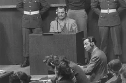 Hermann G&ouml;ring (mitte) bei seiner Aussage im Rahmen der N&uuml;rnberger Prozesse.  Die Verwendung des sendungsbezogenen Materials ist nur mit dem Hinweis und Verlinkung auf RTL+ gestattet.