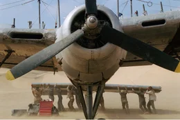 Die Passagiere eines abgest&uuml;rzten Flugzeugs versuchen mit allen Mitteln, aus dem Wrack ein neues Flugzeug zu bauen.