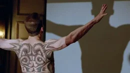 Francis Dolarhyde (Ralph Fiennes) glaubt, dass er sich bald in den "Roten Drachen" verwandeln wird.