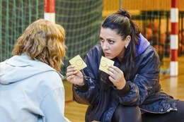 L-R: Karla (Karoline Herfurth), Senay (Jasmin Shakeri)