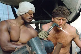 Gelingt es Jeremy (Kirk Jones, l.), Alex Rodney (Tony Curran, r.) und den anderen gestrandeten Flugpassagieren wirklich, aus den &Uuml;berresten des alten Flugzeugs eine neue, flugf&auml;hige Maschine zu bauen?