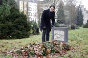 Besucht das Grab seines Vaters: Mark Braun (Arne Stephan) ... Besucht das Grab seines Vaters: Mark Braun (Arne Stephan) ...