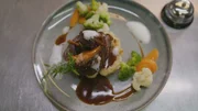 Die Hauptspeise vom Gasthaus zu den Drei Linden: Geschmorte Wildschweinhaxe auf Bratkartoffelstampf mit Thymianjus und Gem&uuml;se.