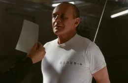 F&uuml;r seine Hinweise bez&uuml;glich des Killers fordert Dr. Hannibal Lecter (Anthony Hopkins) Gegenleistungen.