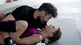 Personensch&uuml;tzerin Helen Schilling (l., Svenja Jung) und ihr Mann Cem (l., Ugur Kaya) kommen sich leidenschaftlich n&auml;her.