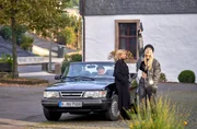 Die gesuchten Verbrecherinnen Gisela R&ouml;sler (Johanna Gastdorf, 2.v.r.) und Michelle Amsel (Leonie Wesselow, r.) haben Sch&auml;fer Georg Kappes (Thomas Krutmann, h.l.) als Geisel genommen.