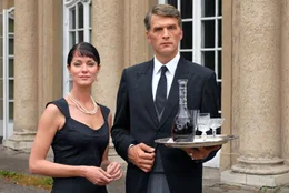 Der Butler und seine Prinzessin: Fabian (Walter Sittler, r.), der klassische Butler der alten englischen Schule, und Patricia von Knesewitz (Esther Schweins, l.) ...