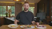Der K&uuml;chenchef Alexander Hausmann stellt das 3-G&auml;nge-Men&uuml; vom Gasthof Blumenthal vor.